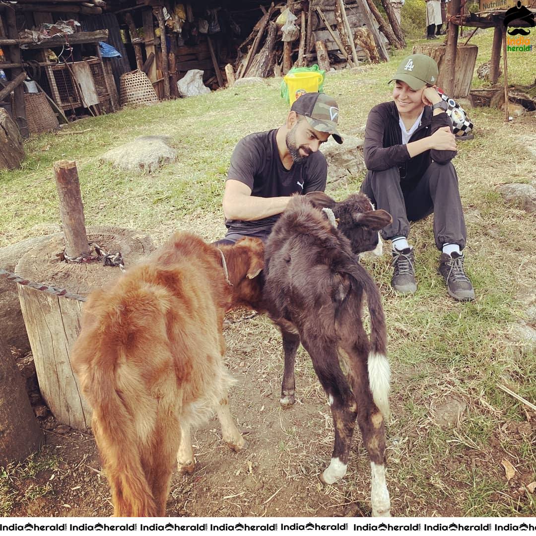 Virat Kohli Chilling out during a Vacation in Kashmir with Anushka Sharma