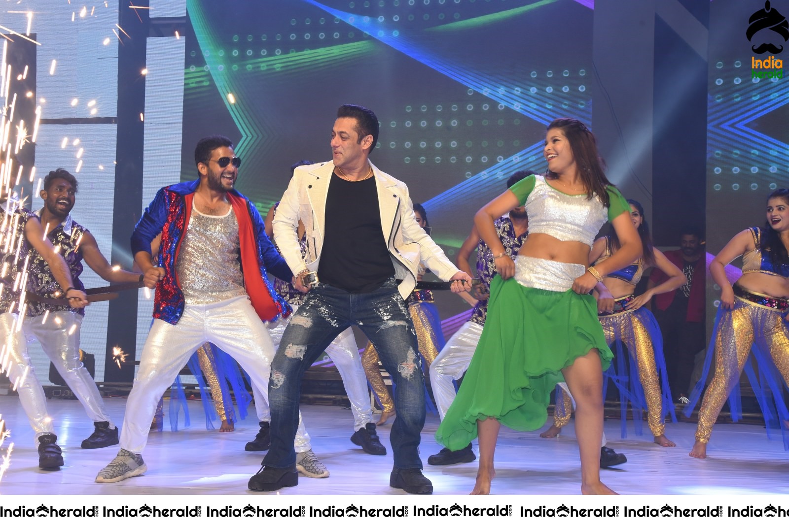 When Salman danced along with Tollywood Top Stars at Dabangg Event Set 1