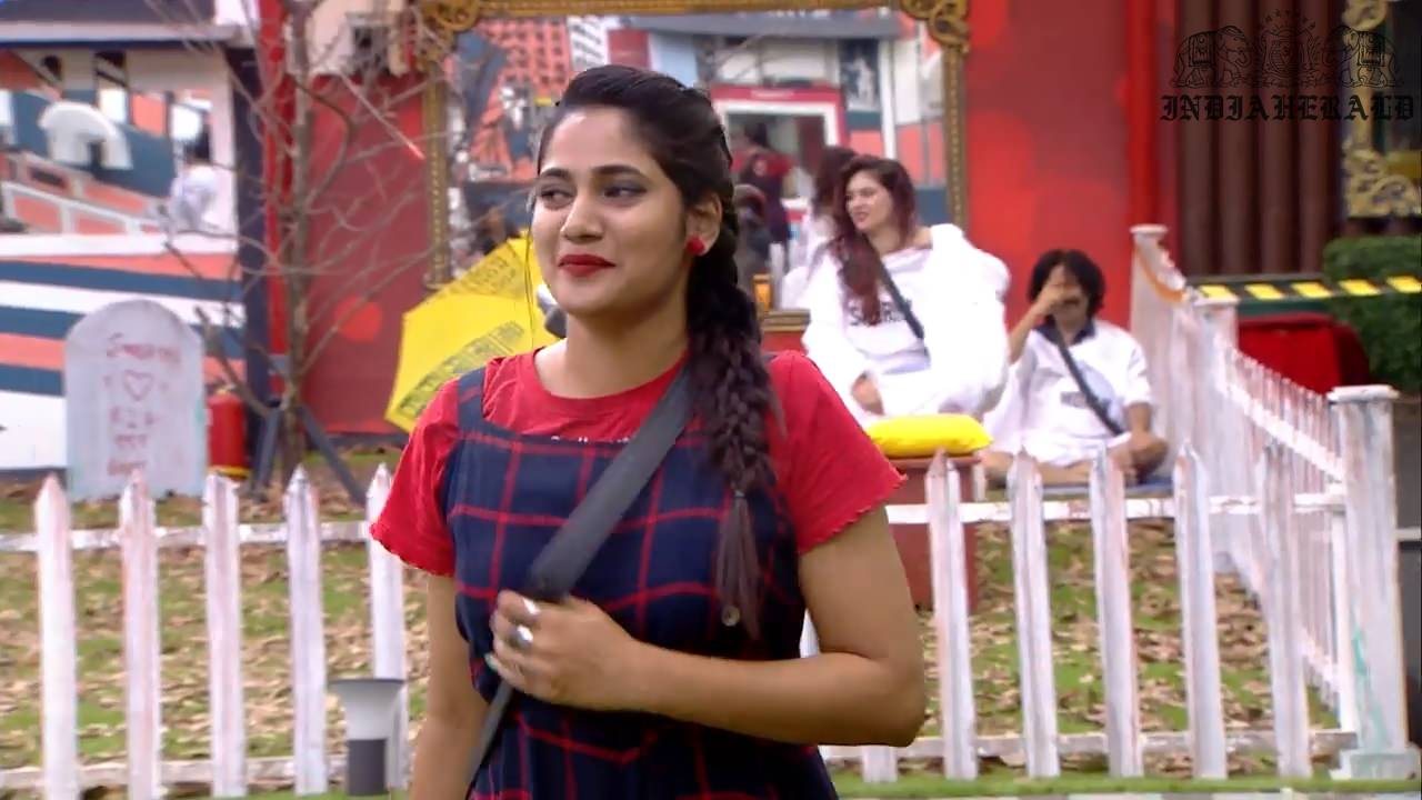 Bigg Boss Tamil Season 3 Day 17 Hot Stills Set 3