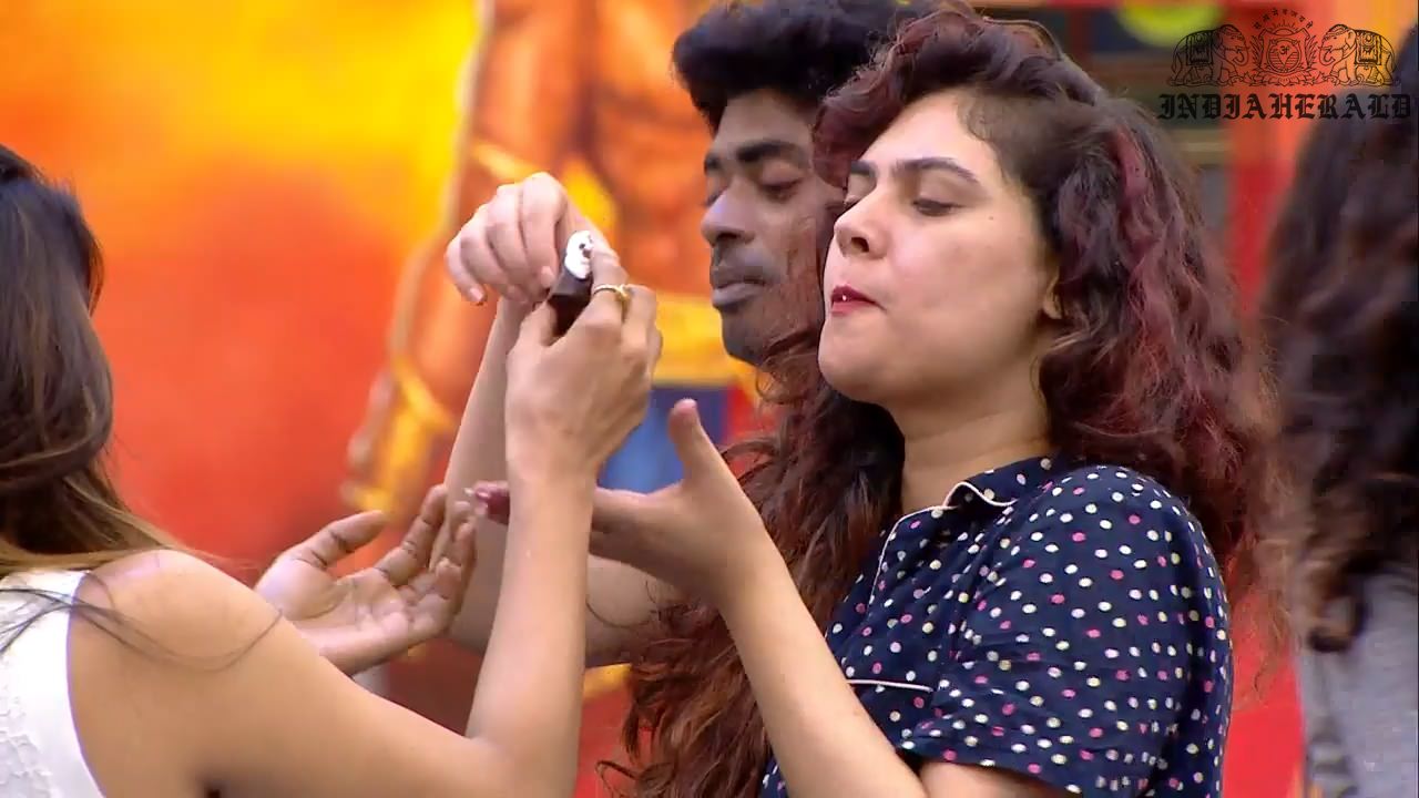 Bigg Boss Tamil Season 3 Day 27 Hot Stills Set 2