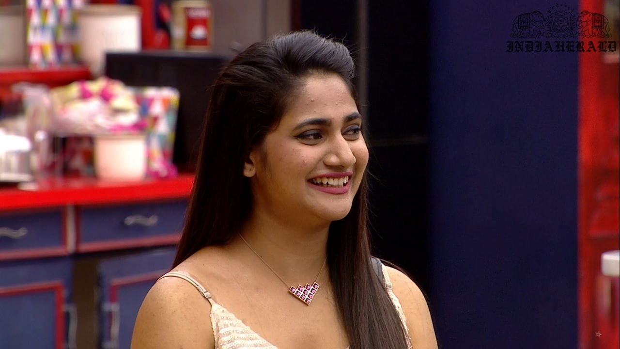 Bigg Boss Tamil Season 3 Day 28 Hot Stills Set 1