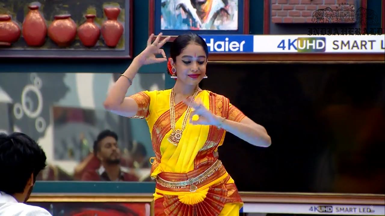 Bigg Boss Tamil Season 3 Day 38 Hot Stills Set 1