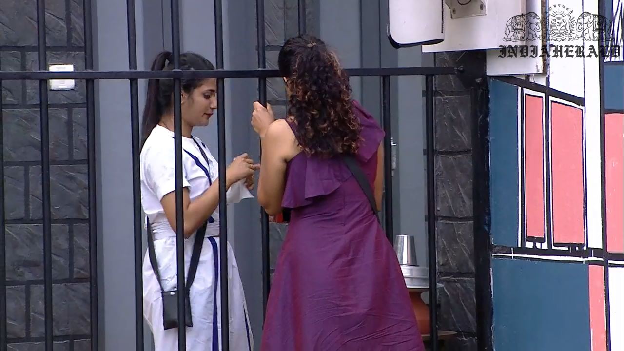 Bigg Boss Tamil Season 3 Day 40 Hot Stills Set 3