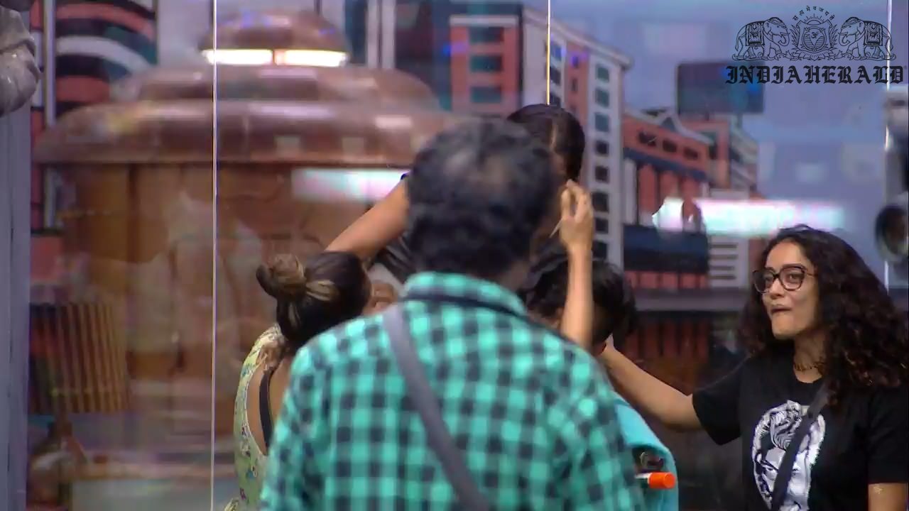 Bigg Boss Tamil Season 3 Day 40 Hot Stills Set 3