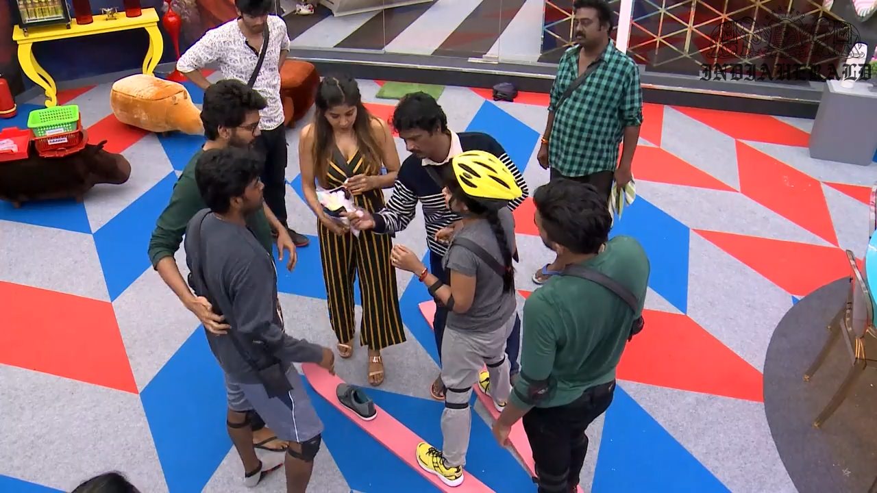 Bigg Boss Tamil Season 3 Day 40 Hot Stills Set 3