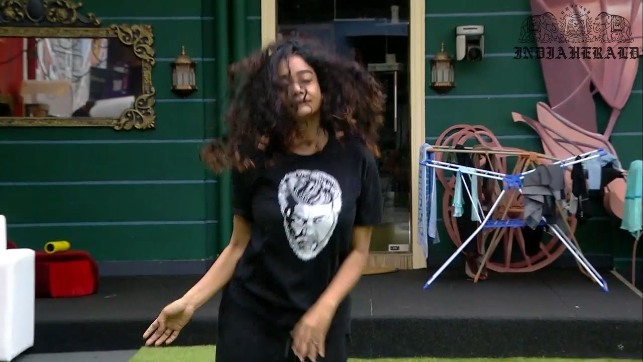 Bigg Boss Tamil Season 3 Day 41 Hot Stills Set 1