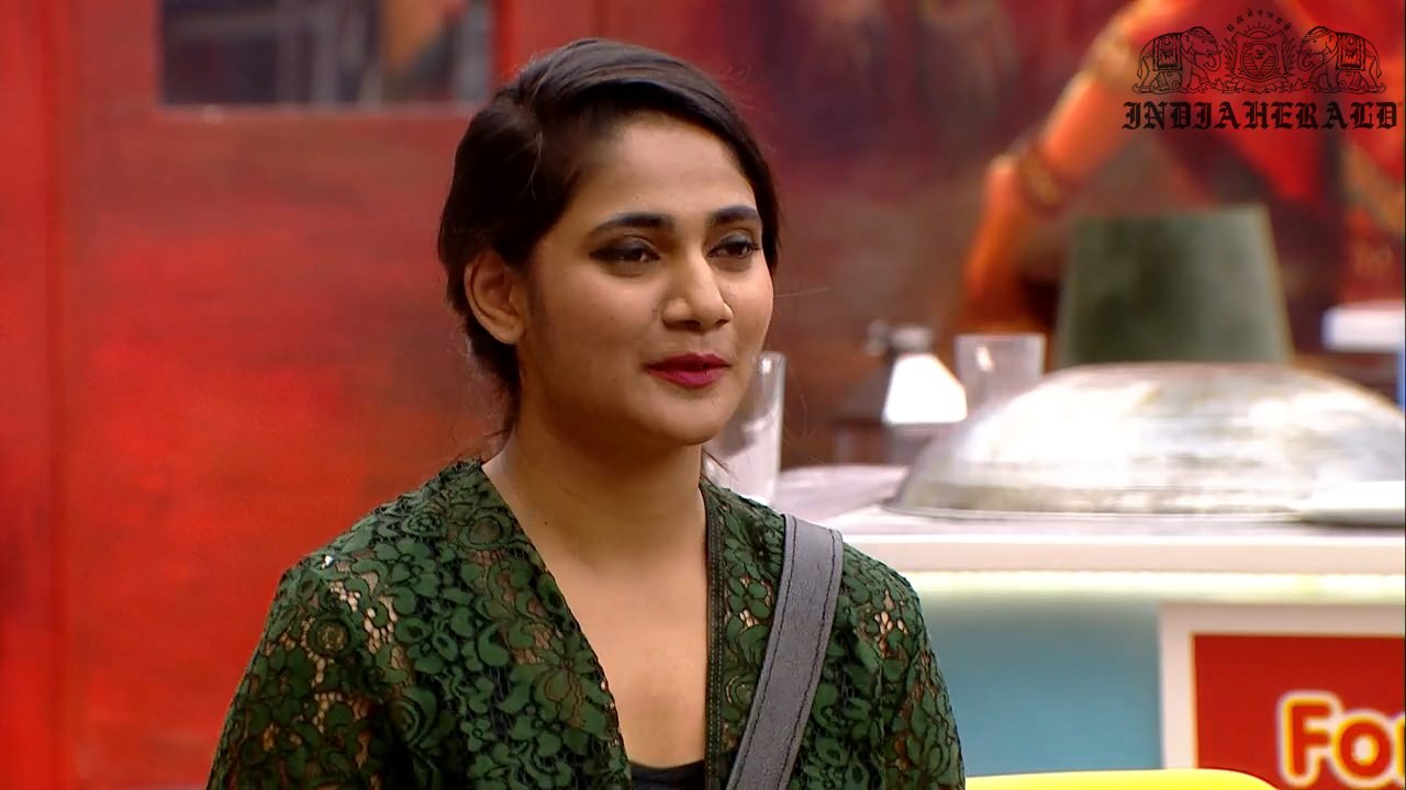 Bigg Boss Tamil Season 3 Day 42 Hot Stills Set 1