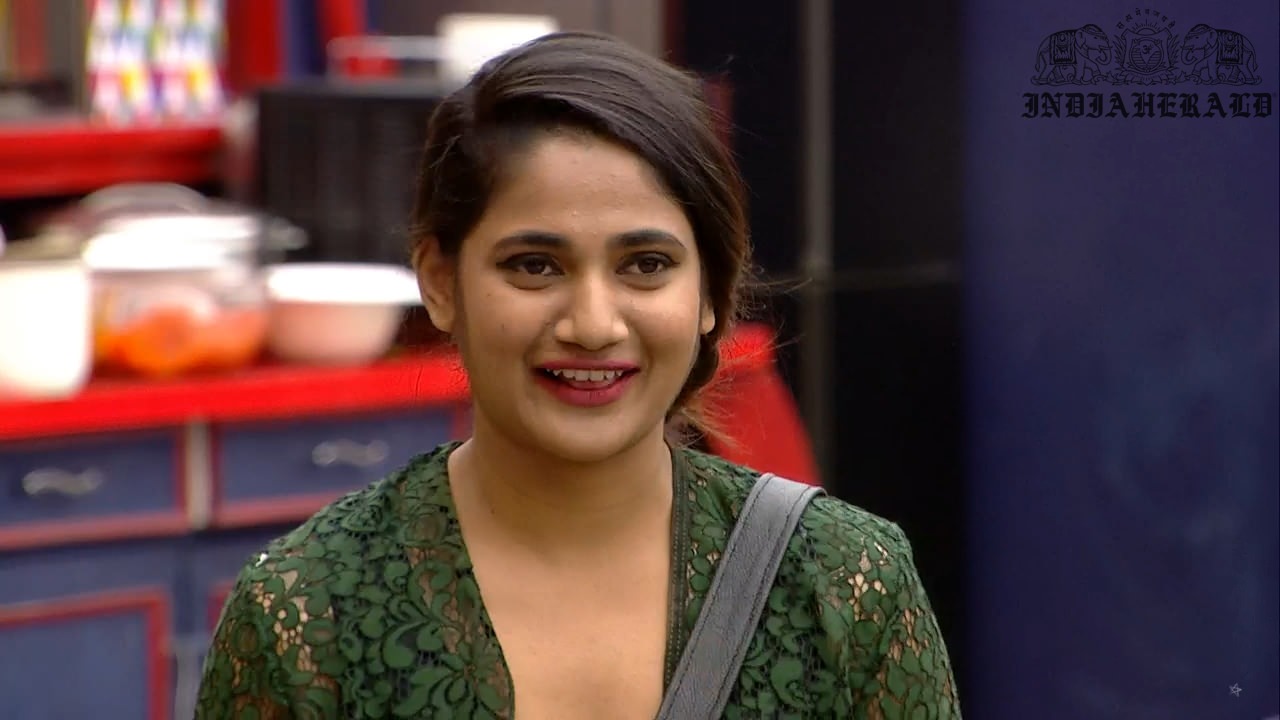 Bigg Boss Tamil Season 3 Day 42 Hot Stills Set 1