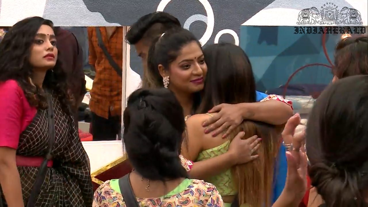 Bigg Boss Tamil Season 3 Day 42 Hot Stills Set 3