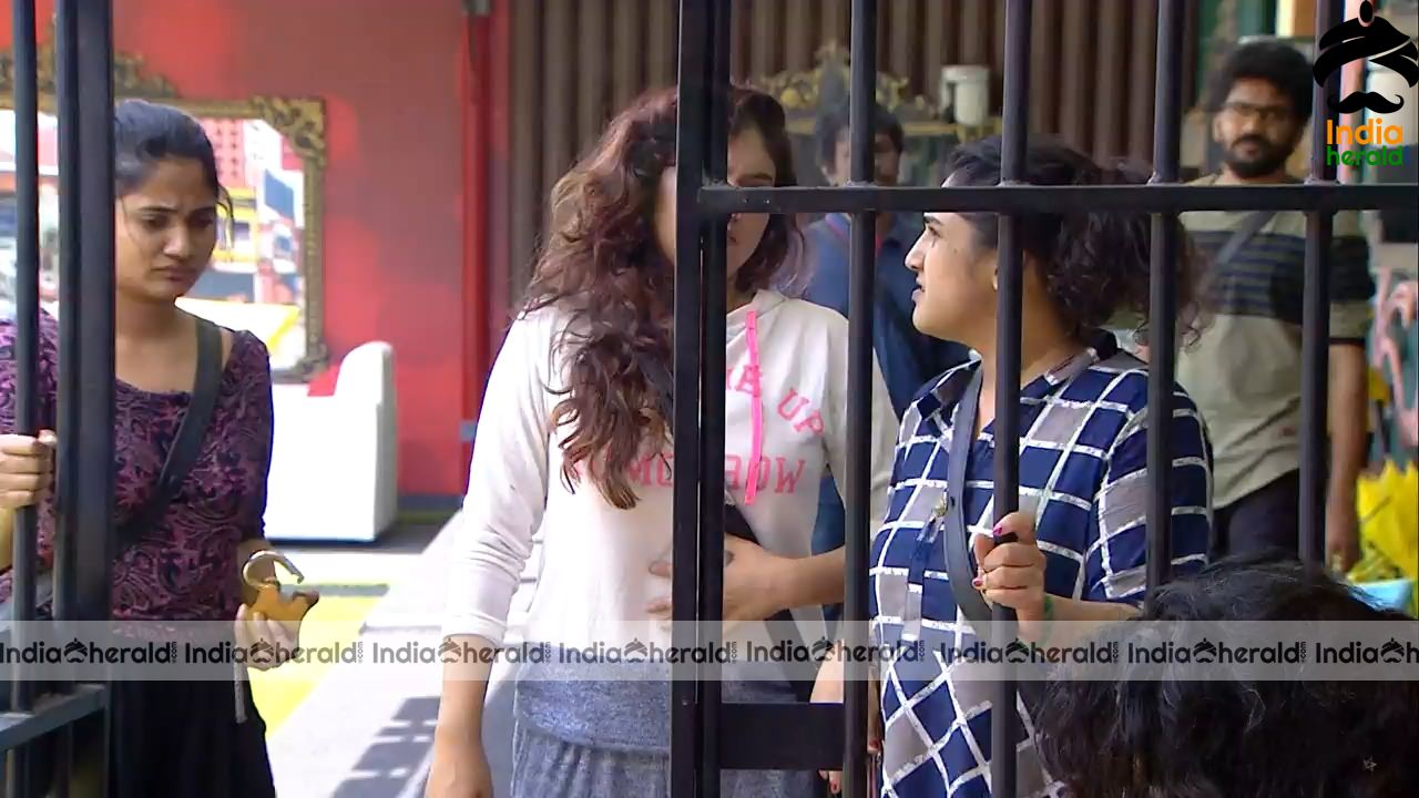 Bigg Boss Tamil Season 3 Day 53 Hot Stills Set 1