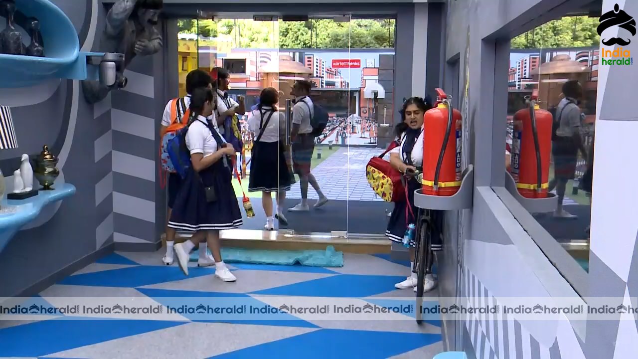 Bigg Boss Tamil Season 3 Day 58 Hot Stills Set 1