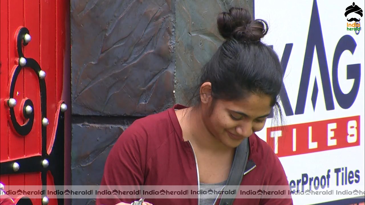 Bigg Boss Tamil Season 3 Day 68 Hot Stills Set 1