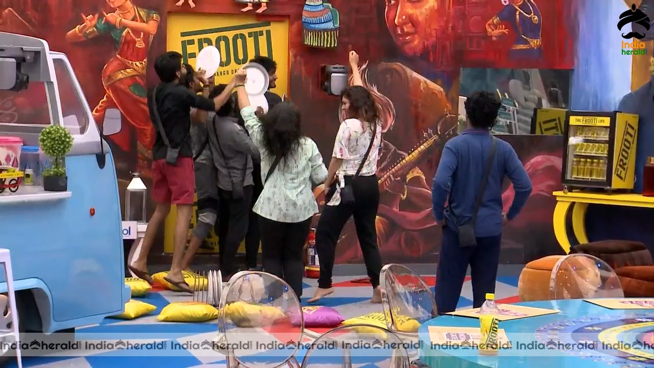 Bigg Boss Tamil Season 3 Day 68 Hot Stills Set 3