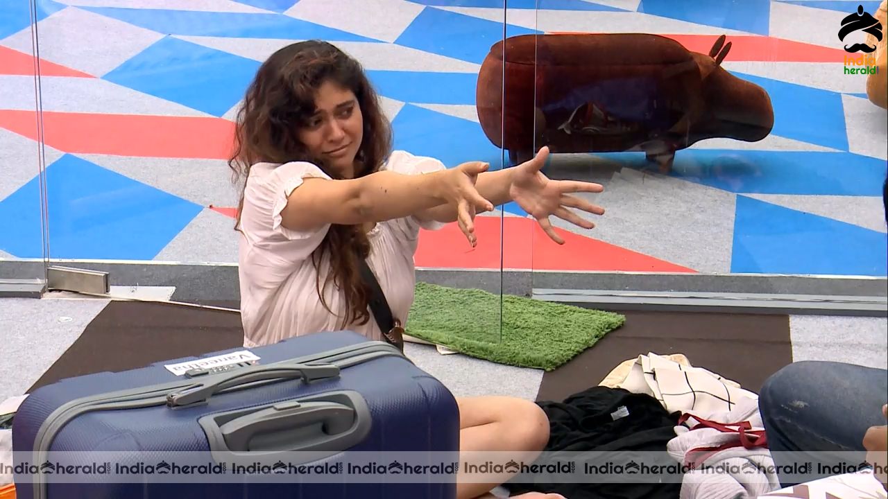 Bigg Boss Tamil Season 3 Day 69 Hot Stills Set 2