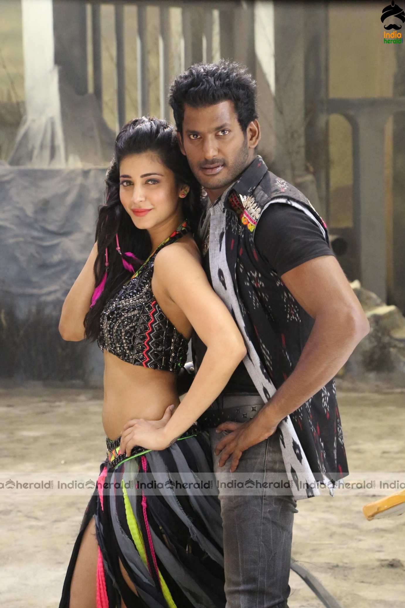 Shruti Haasan Hot Milky Waist Show while shaking with Dark Hero