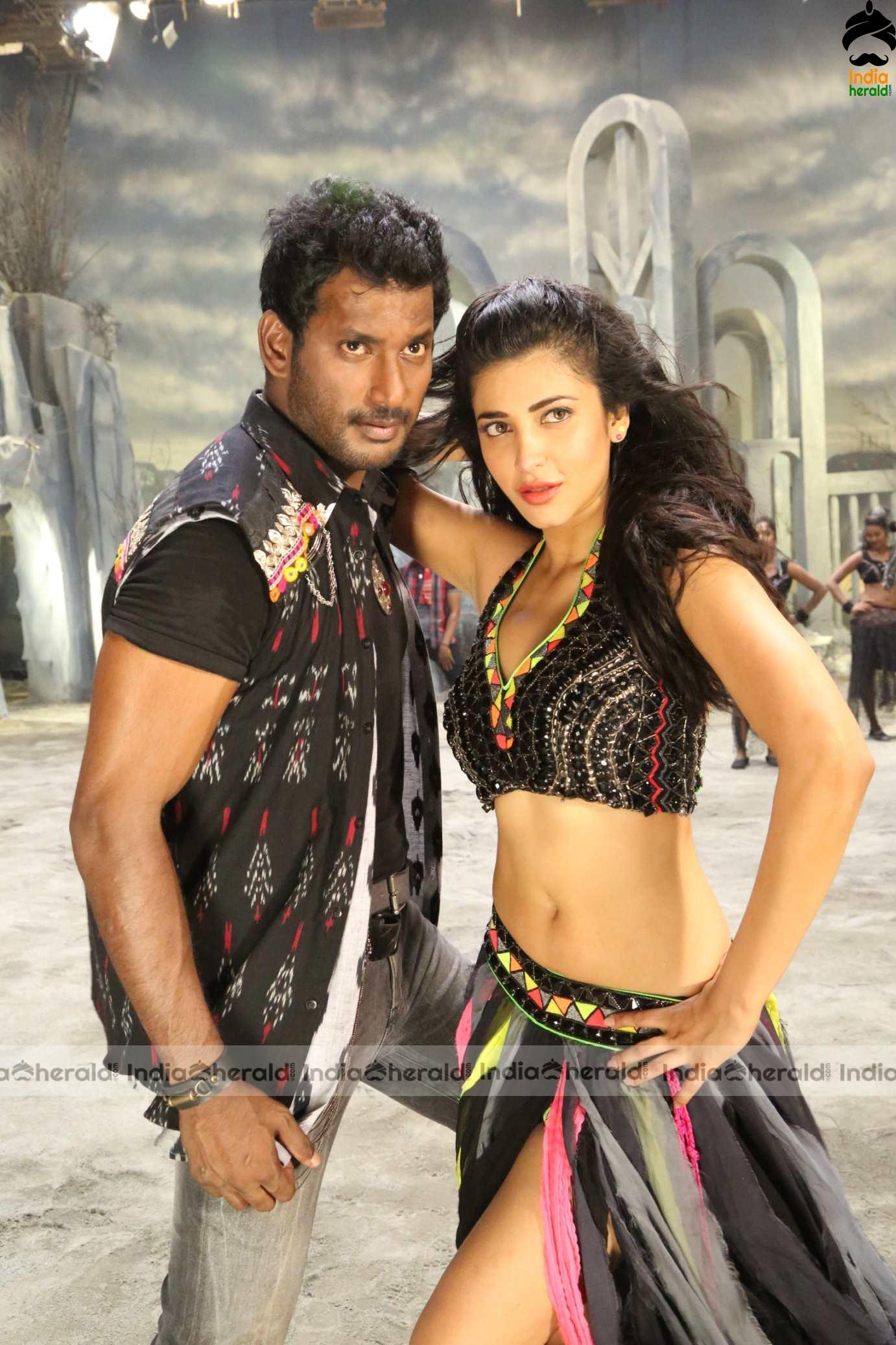 Shruti Haasan Hot Milky Waist Show while shaking with Dark Hero