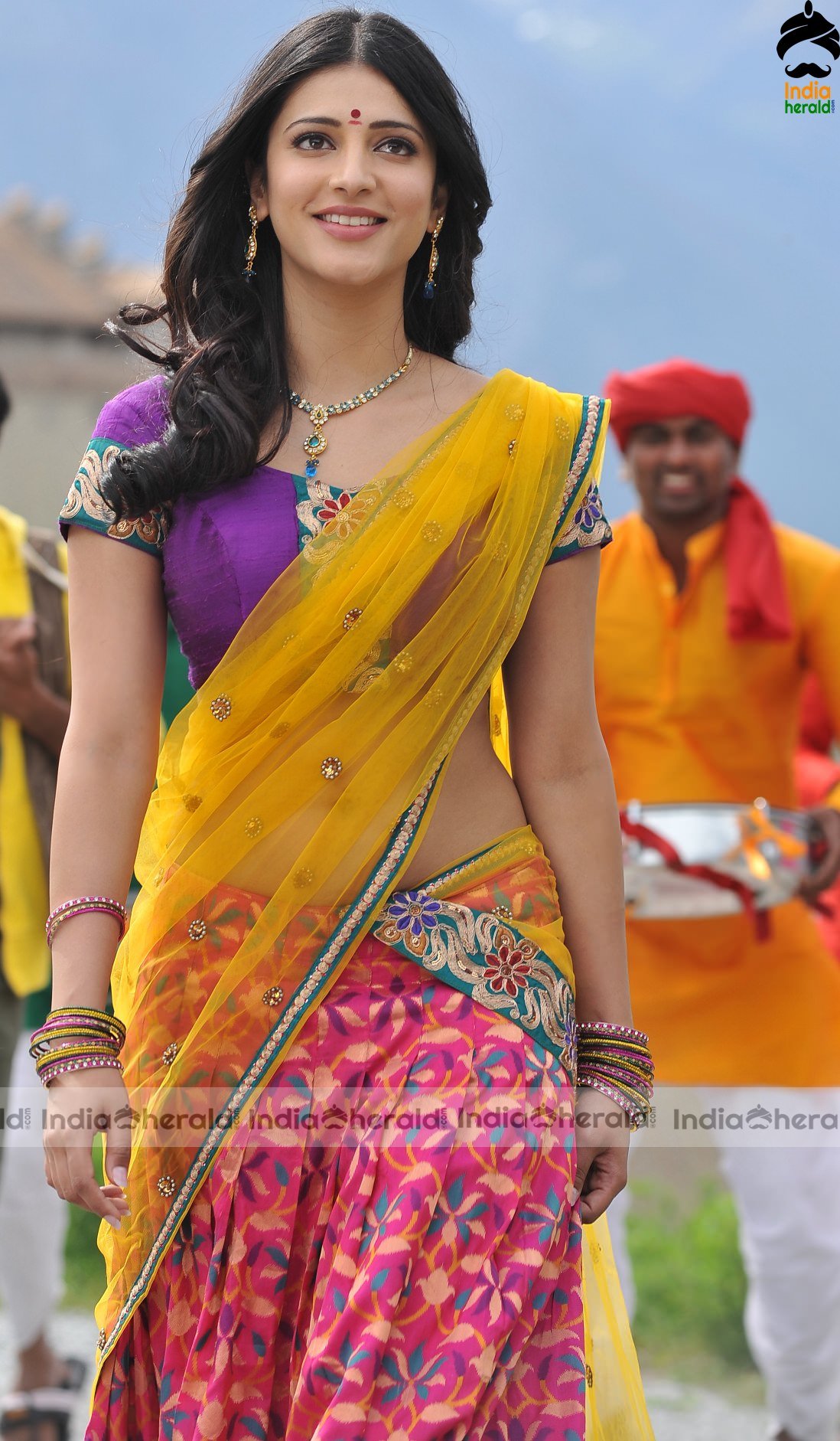 Shruti Haasan Hot Navel and Waist Show in Saree