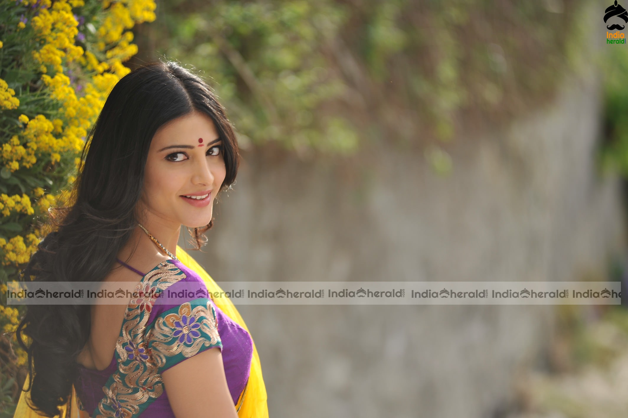 Shruti Haasan Hot Navel and Waist Show in Saree