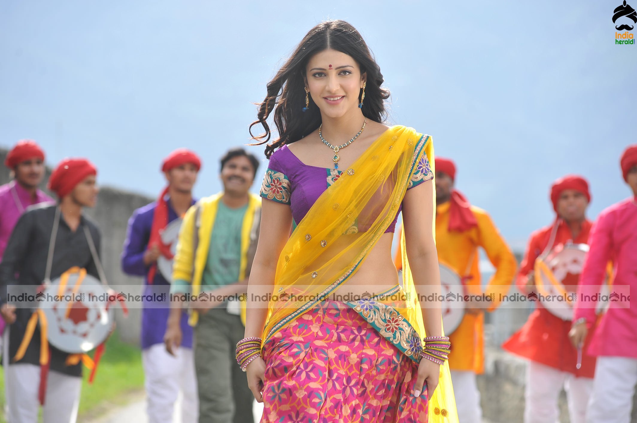 Shruti Haasan Hot Navel and Waist Show in Saree