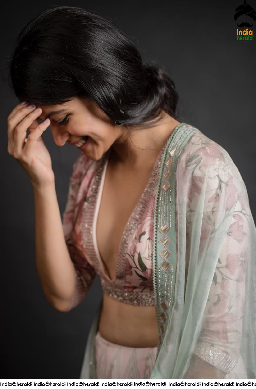 Aditi Balan shows her Deep Front Neck Cleavage and Teases our Mood