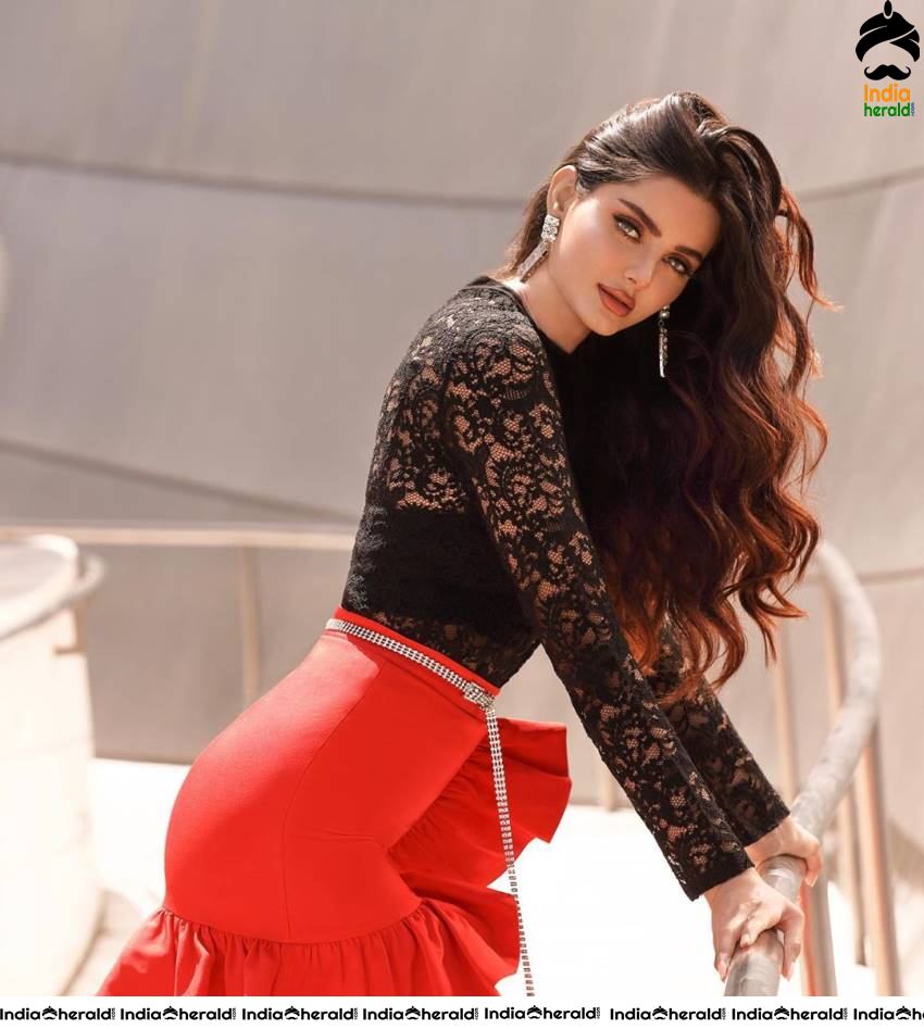 Aishwarya Rai lookalike Iranian Model Mahlagha Jaberi Hottest Photos Set 1