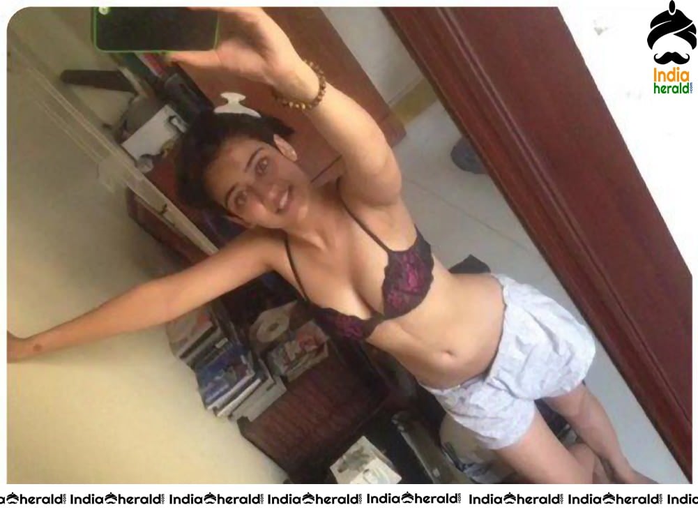 Akshara Haasan LEAKED SELFIES HOT EXPOSING PHOTOS in Brassiere and Shorts