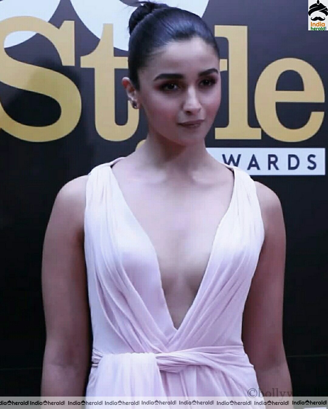 Alia Bhatt Shows Her Hot Cleavage And Thighs Show In White Attire