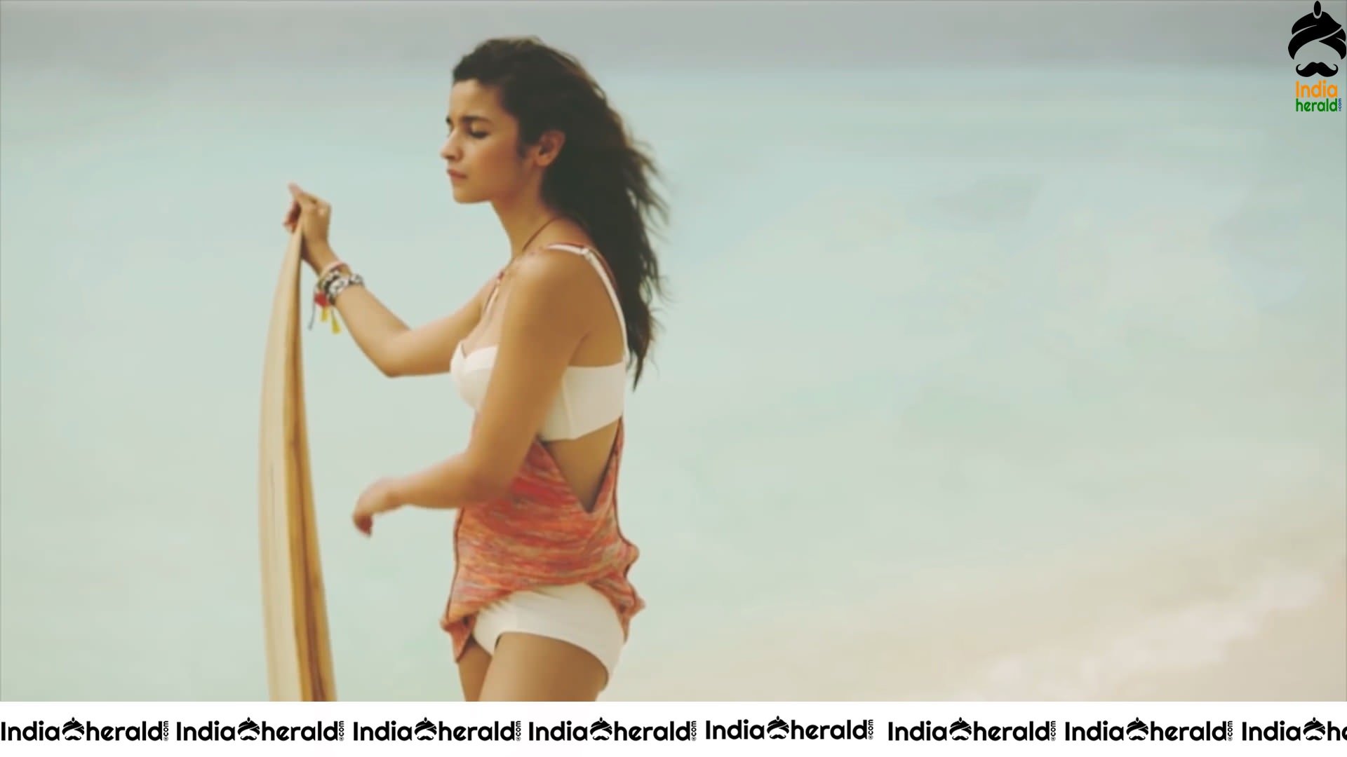 Alia Bhatt Sizzling in Bikini by Beach Side Set 1