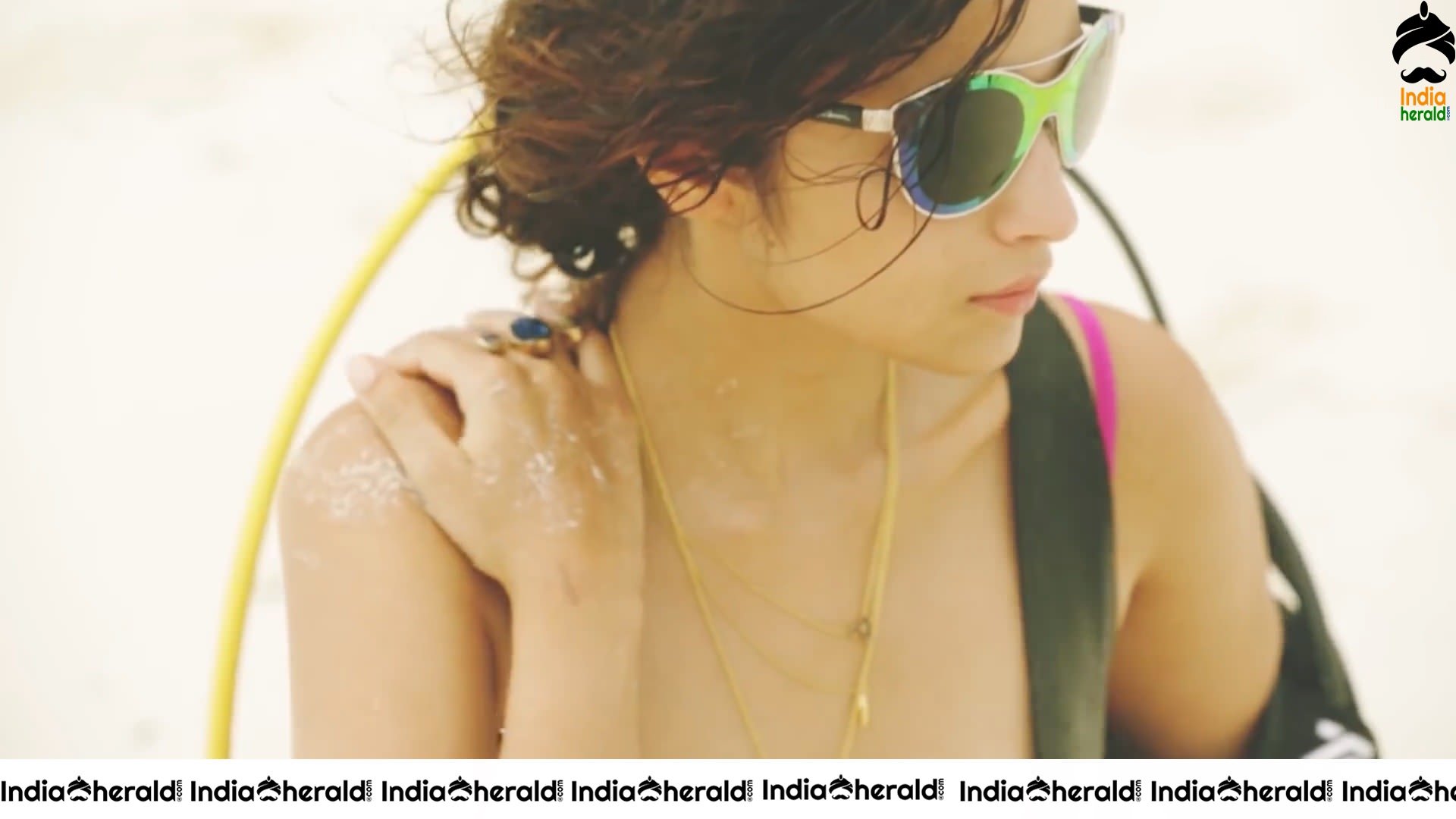 Alia Bhatt Sizzling in Bikini by Beach Side Set 1