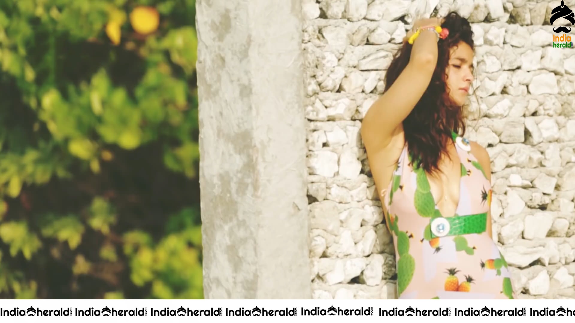 Alia Bhatt Sizzling In Bikini By Beach Side Set 2