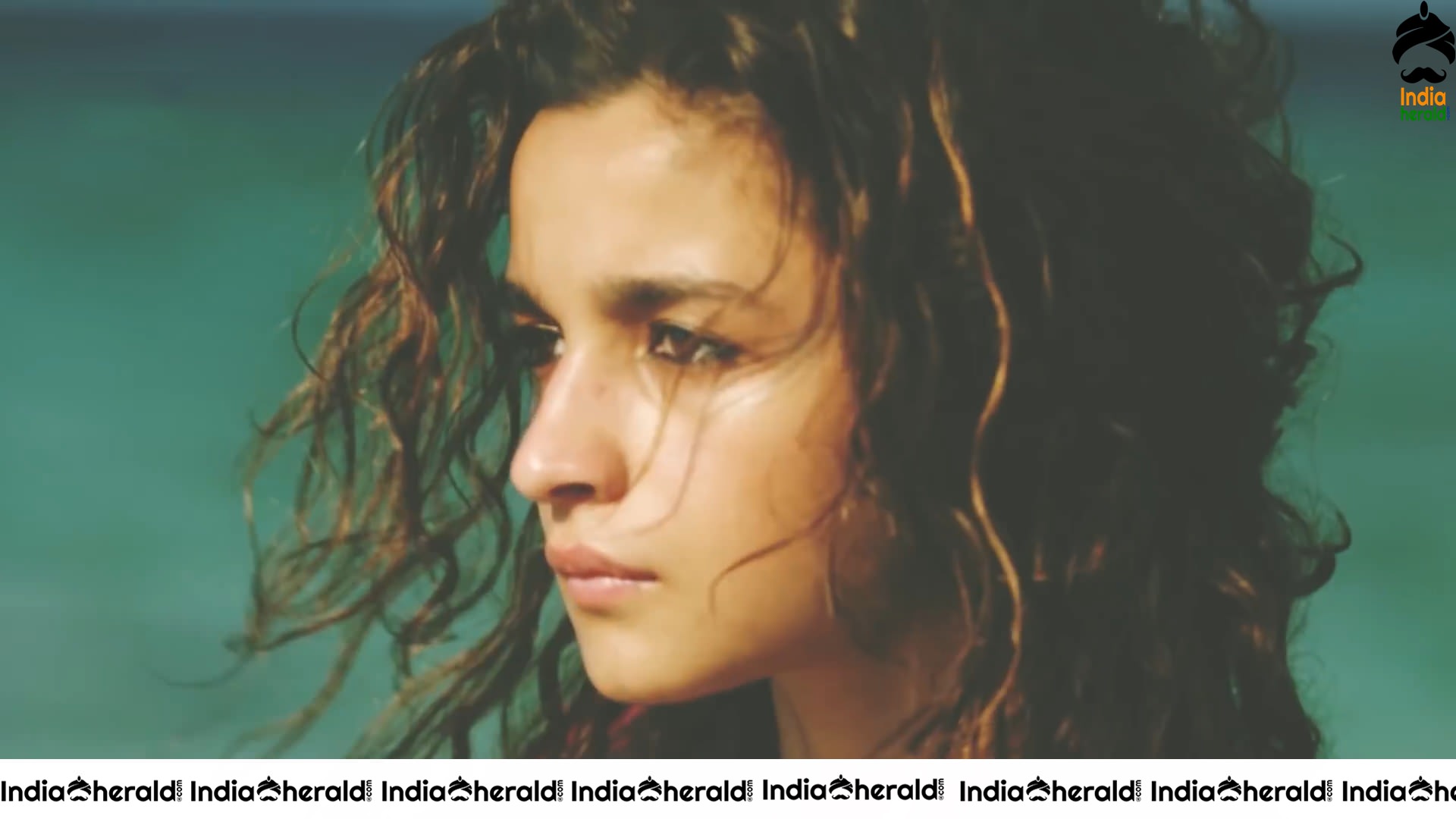 Alia Bhatt Sizzling In Bikini By Beach Side Set 2