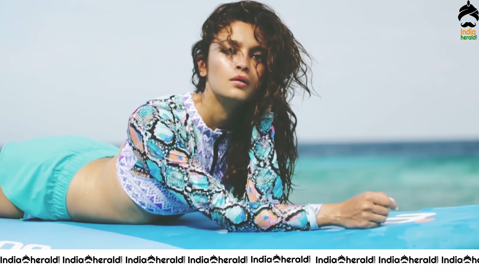 Alia Bhatt Sizzling In Bikini By Beach Side Set 2