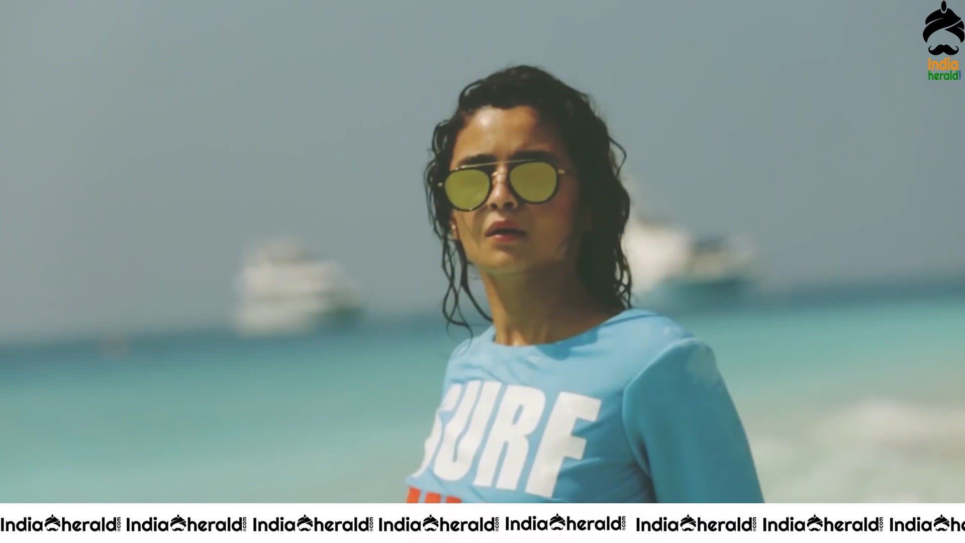 Alia Bhatt Sizzling In Bikini By Beach Side Set 3