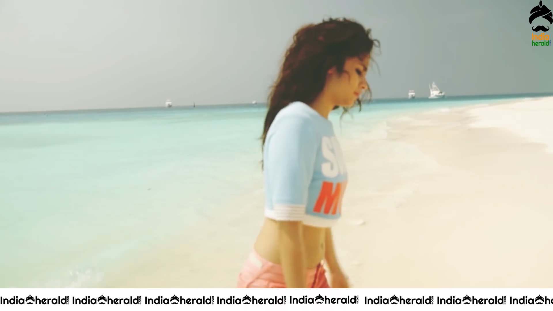 Alia Bhatt Sizzling In Bikini By Beach Side Set 3