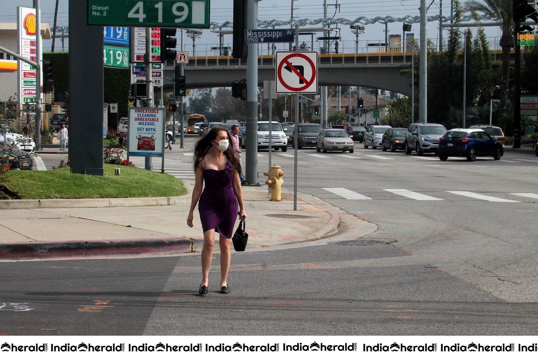 Alicia Arden spotted wearing a medical mask to escape from Corona Virus in West Los Angeles