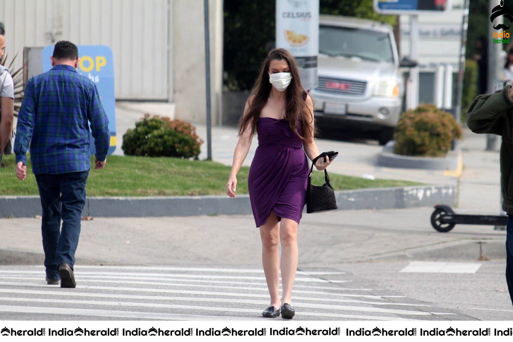 Alicia Arden spotted wearing a medical mask to escape from Corona Virus in West Los Angeles