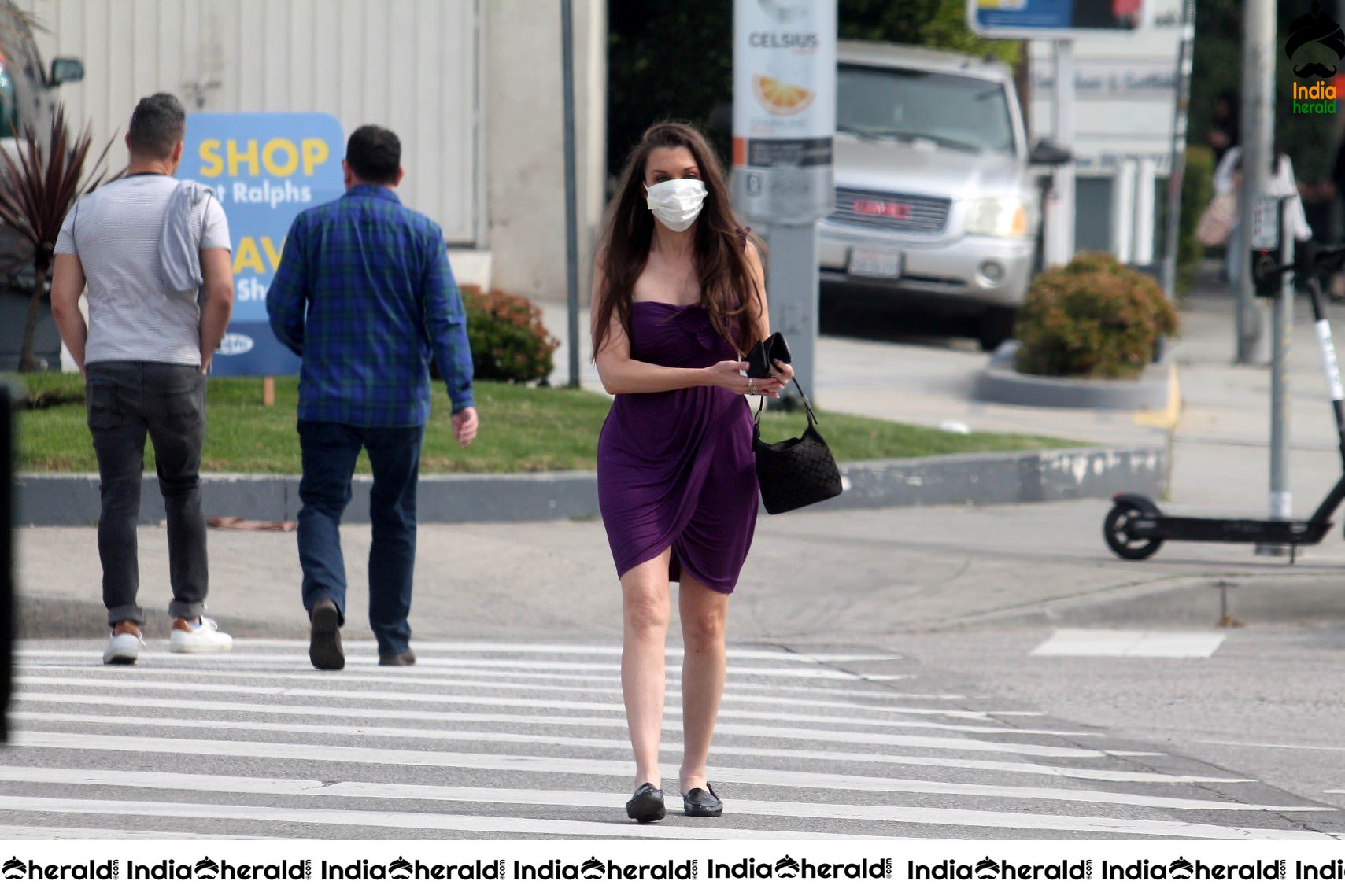 Alicia Arden spotted wearing a medical mask to escape from Corona Virus in West Los Angeles
