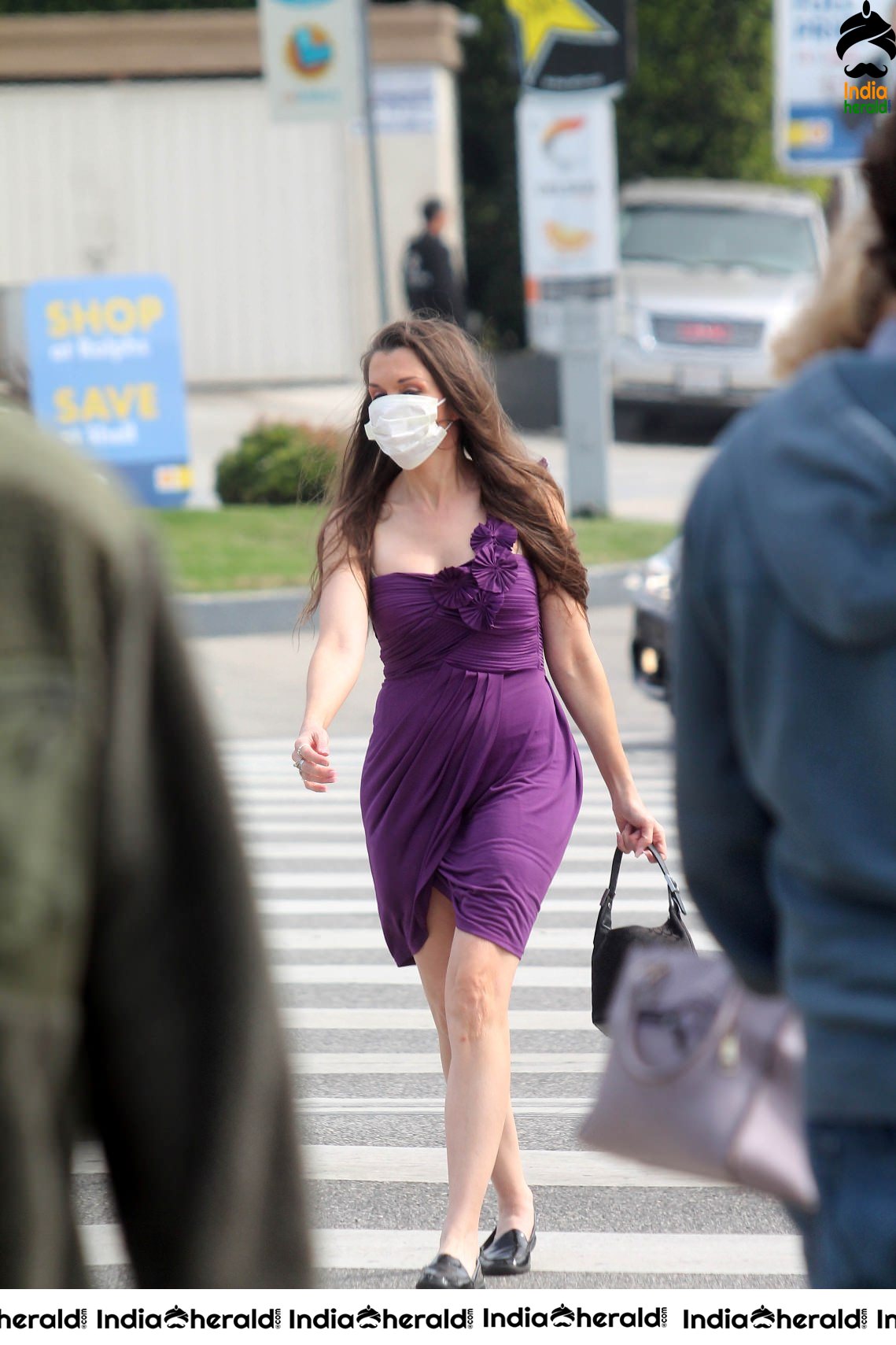 Alicia Arden spotted wearing a medical mask to escape from Corona Virus in West Los Angeles