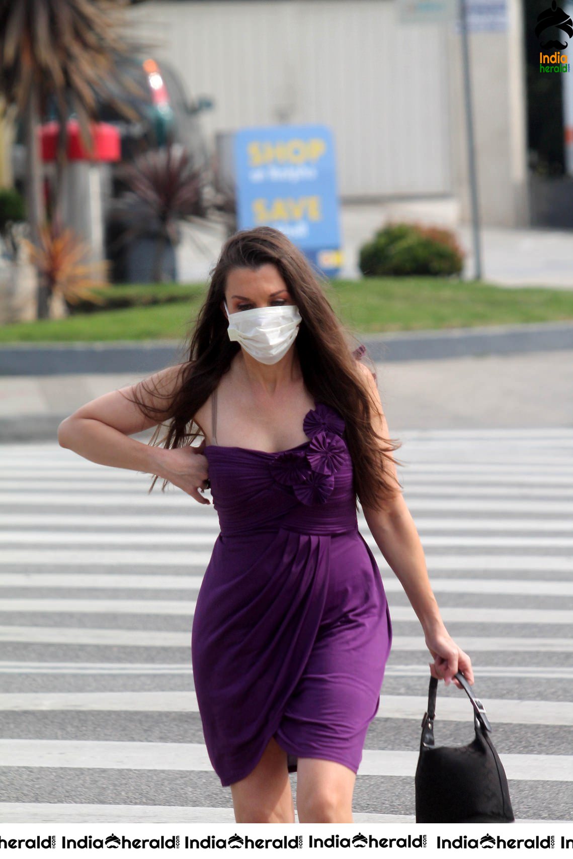 Alicia Arden spotted wearing a medical mask to escape from Corona Virus in West Los Angeles