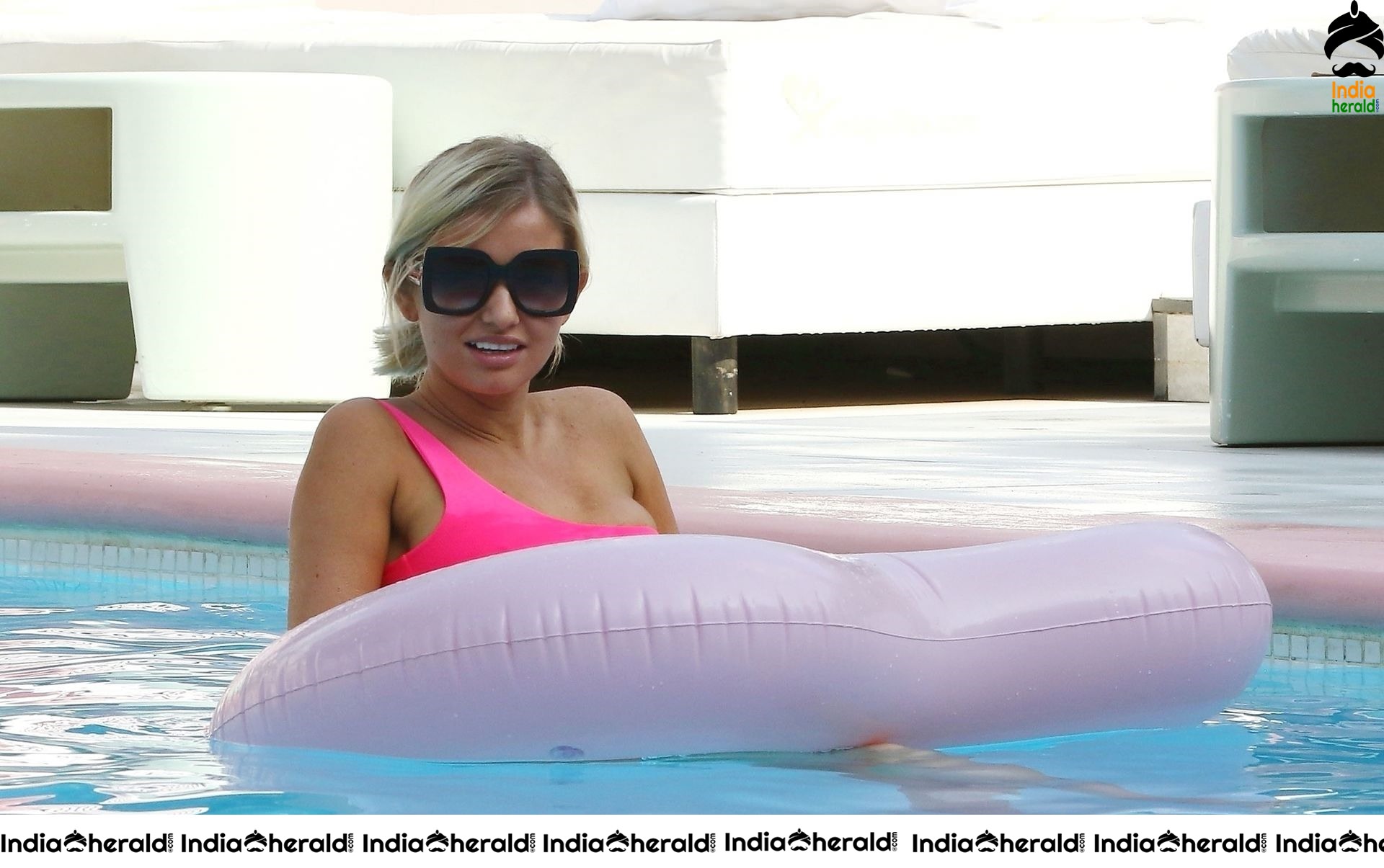 Amy Hart shows off her sultry physique out in the island of Ibiza Set 1