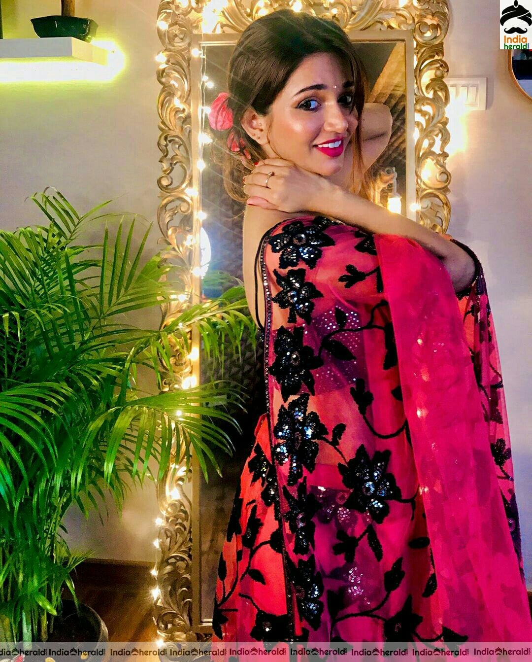 Anaika Soti Sexy Hot In Sleeveless Blouse in Choli