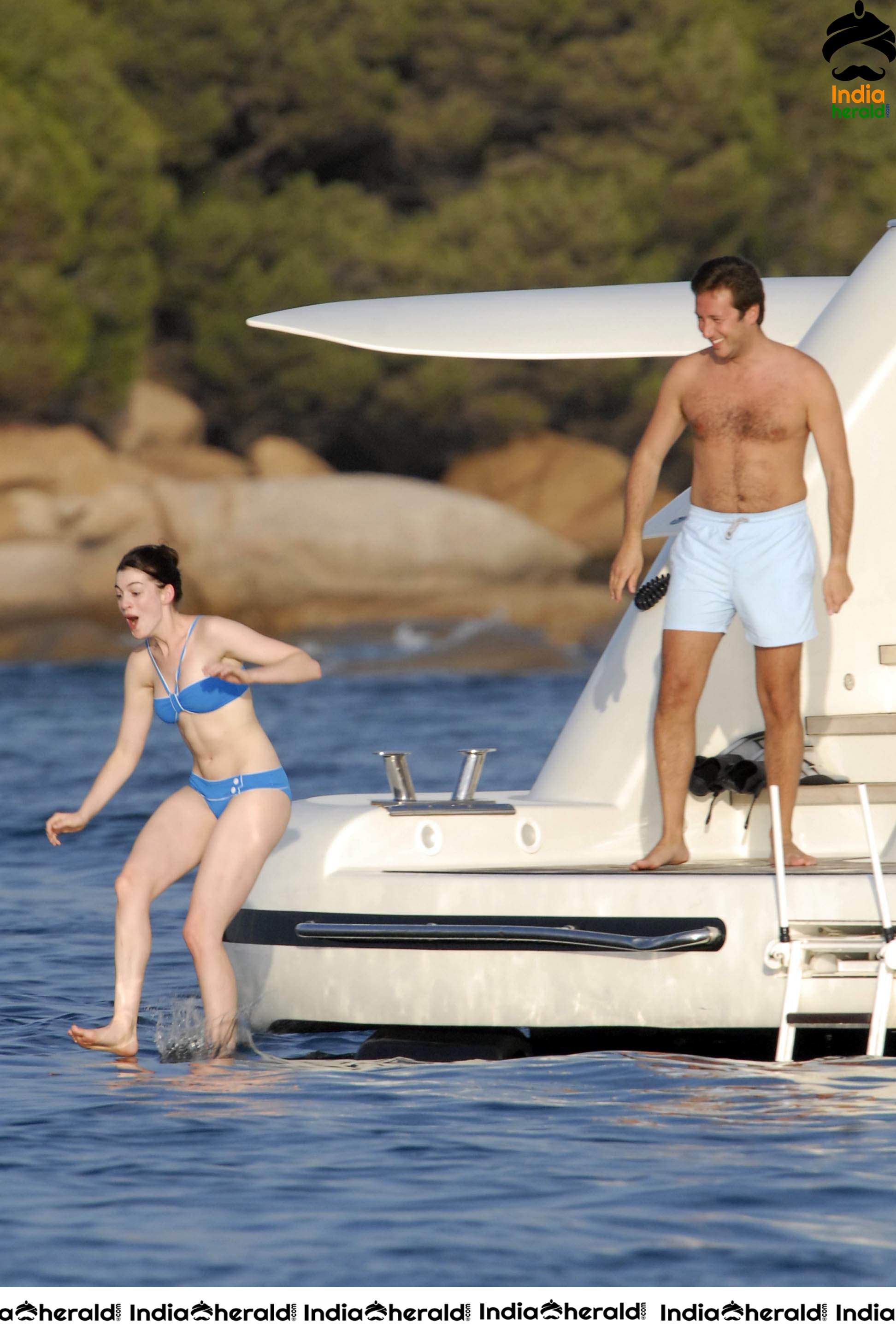 Anne Hathaway Hot Bikini Candids in Italy Set 2