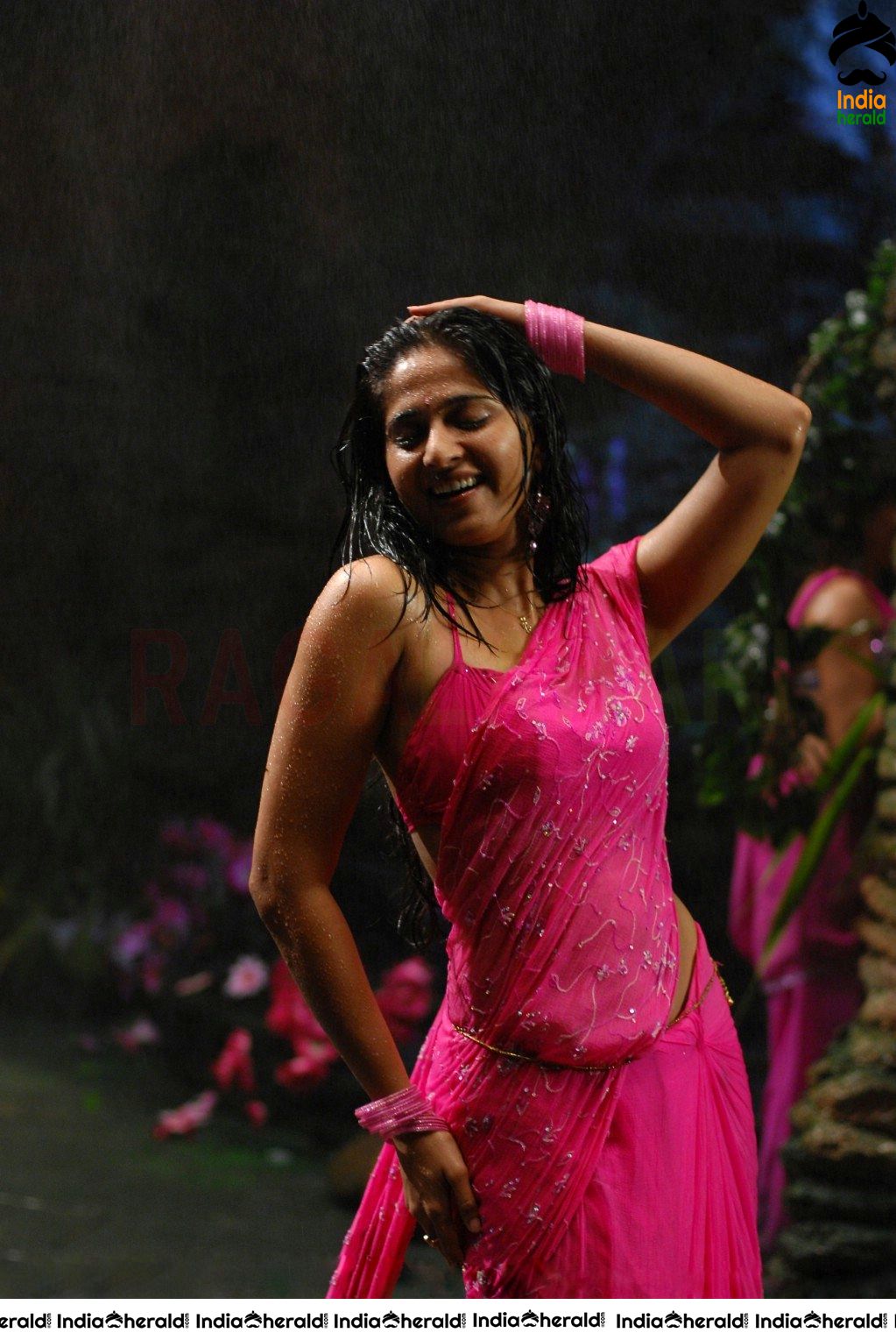 Anushka Saree Stipping Photos when she gets Wet and Tempts our Mood Set 1