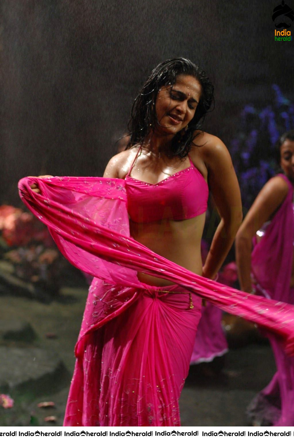 Anushka Saree Stipping Photos when she gets Wet and Tempts our Mood Set 1