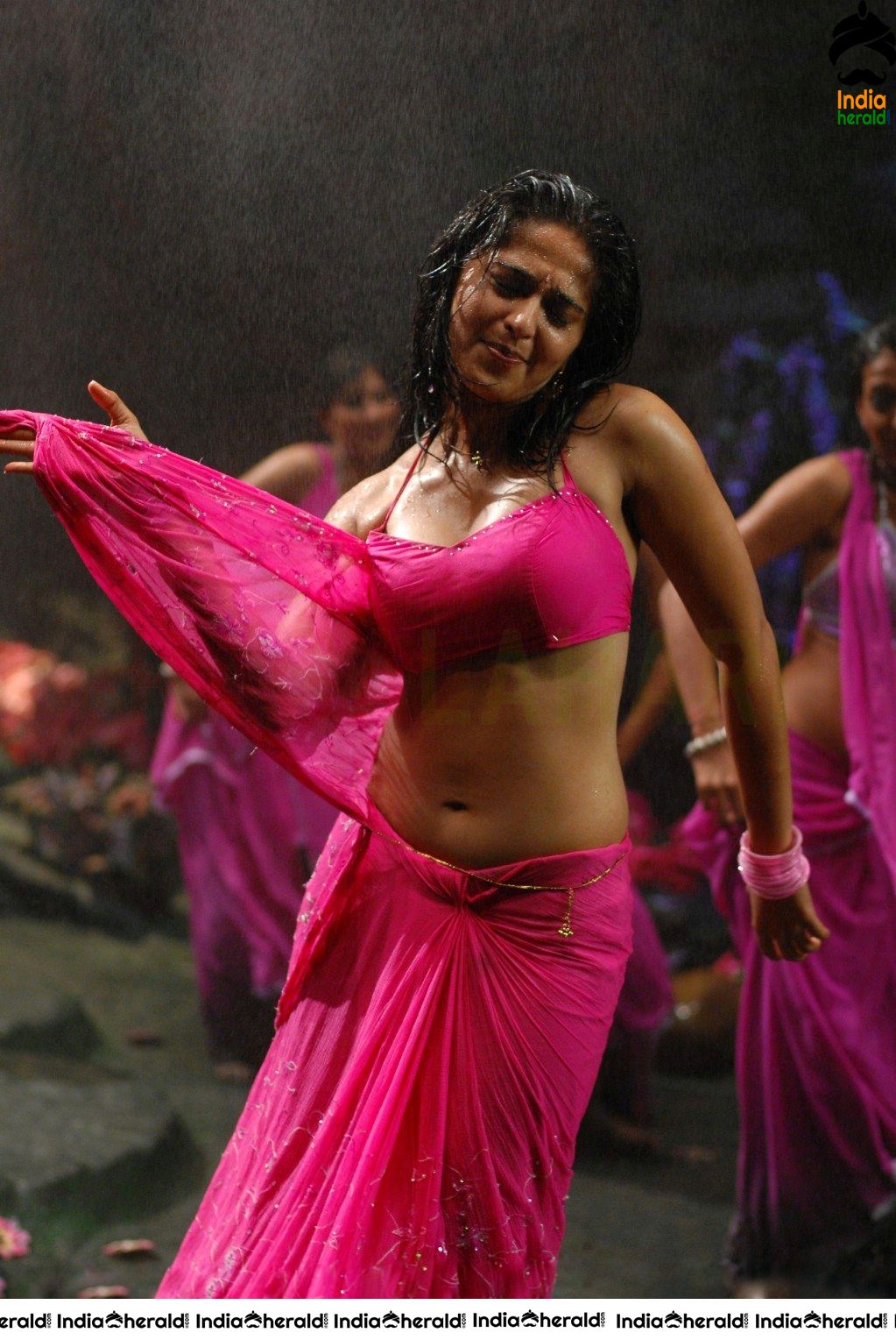 Anushka Saree Stipping Photos when she gets Wet and Tempts our Mood Set 1
