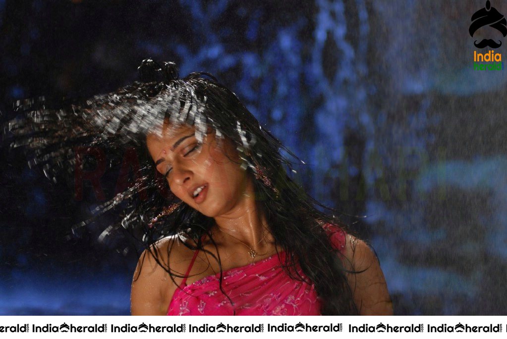Anushka Saree Stipping Photos when she gets Wet and Tempts our Mood Set 2