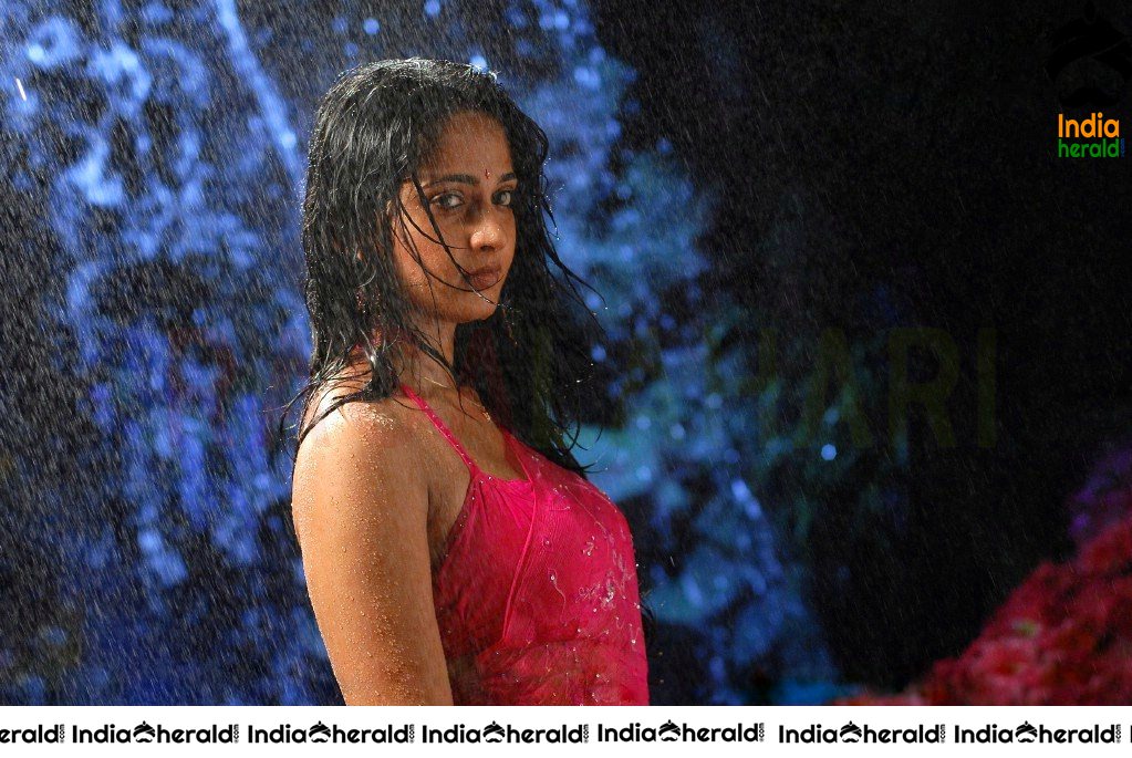 Anushka Saree Stipping Photos when she gets Wet and Tempts our Mood Set 2