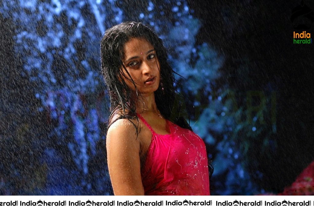 Anushka Saree Stipping Photos when she gets Wet and Tempts our Mood Set 2