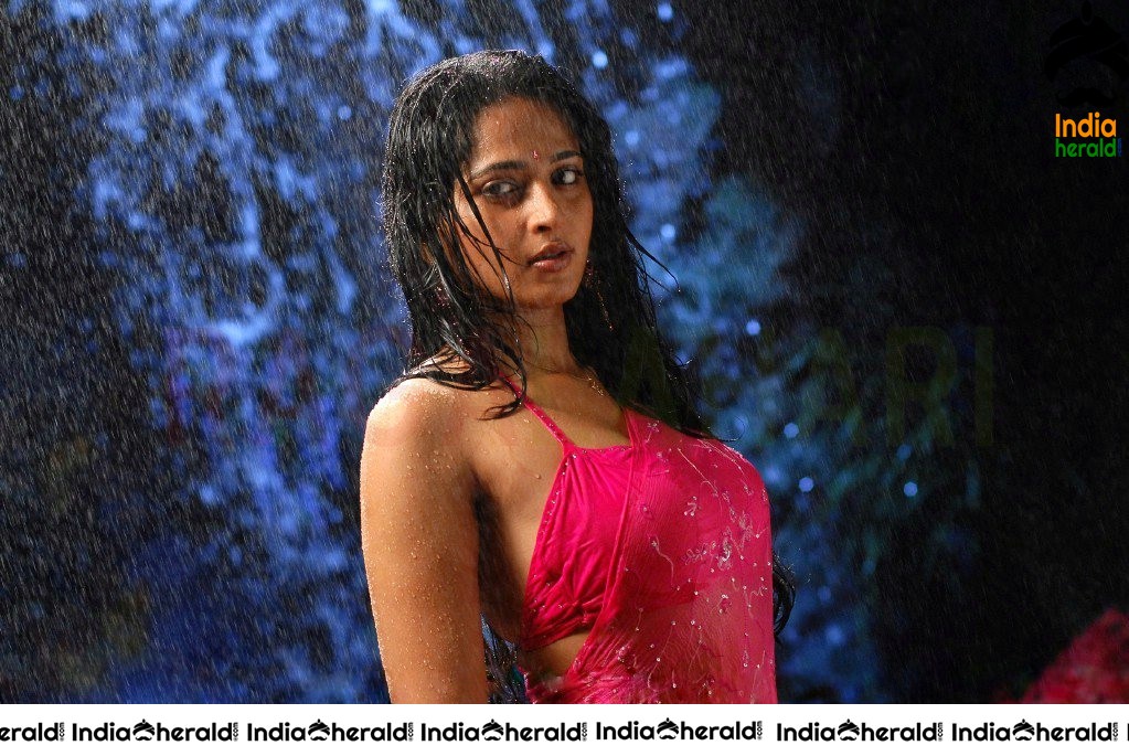 Anushka Saree Stipping Photos when she gets Wet and Tempts our Mood Set 2