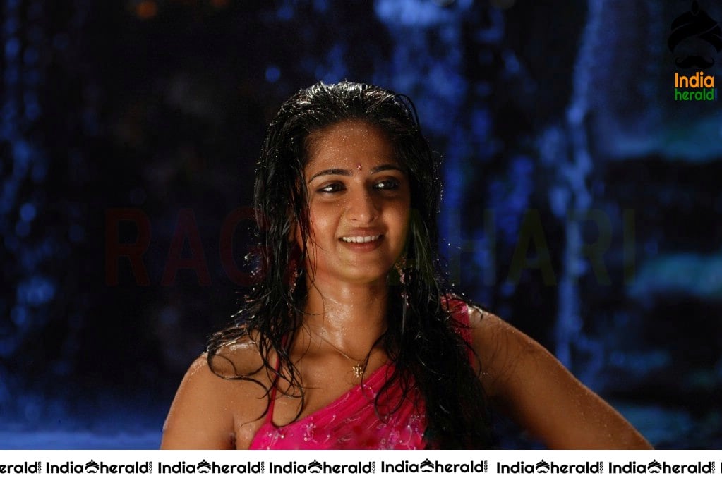 Anushka Saree Stipping Photos when she gets Wet and Tempts our Mood Set 2